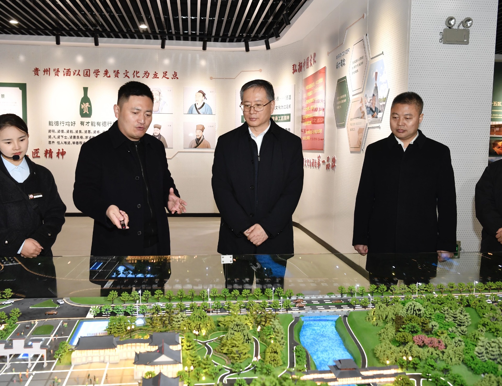 李睿在贵州贤酒文化庄园调研